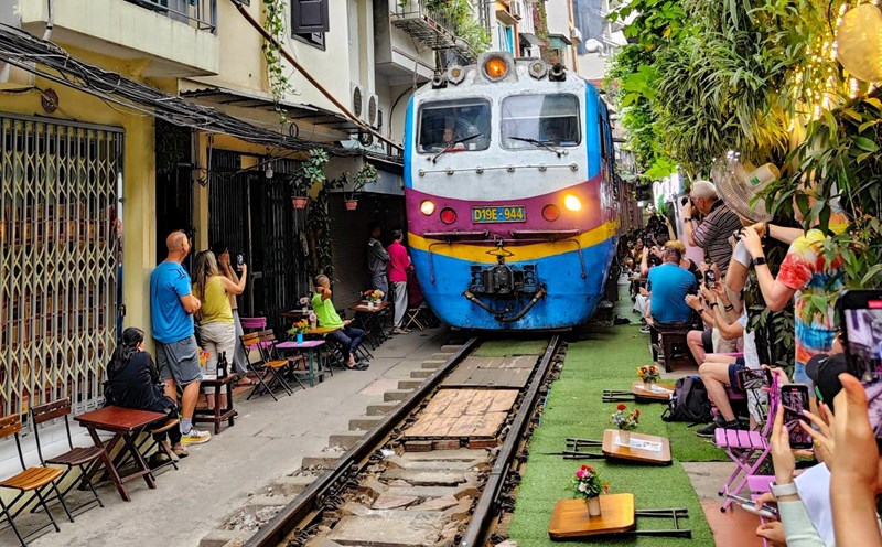 Du khách ra giữa đường ray khi tàu hỏa đang lao tới ở phố cà phê đường tàu