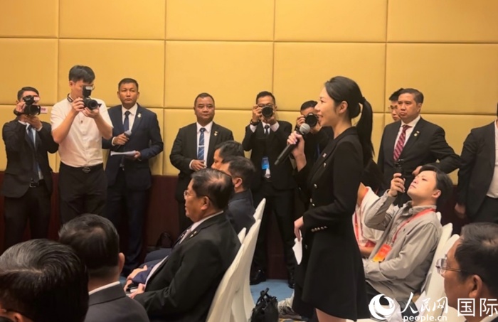 人民网记者赵瞳在新闻发布会现场提问。人民网记者 李根摄