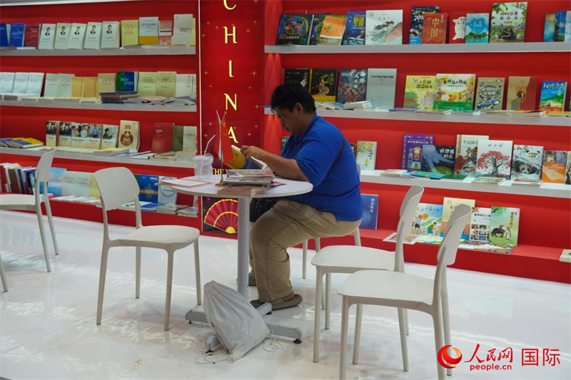 印尼读者在中国展台阅读中国书籍。人民网记者 曹师韵摄