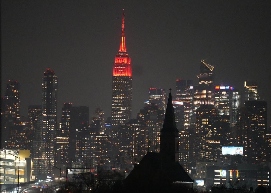 2月16日晚，美国纽约帝国大厦亮起中国春节主题灯光。新华社记者张凤国摄