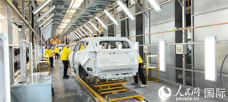 在总装涂装工厂,工人们正在进行喷漆作业。人民网记者黄培昭摄