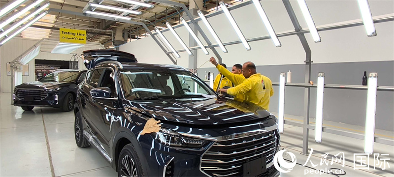 在总装涂装工厂,工人们正在对汽车进行检测 人民网记者黄培昭摄