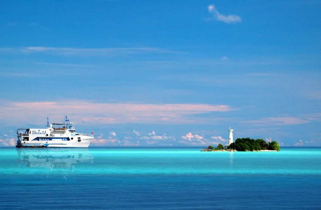 boat with lighthouse_01.jpg