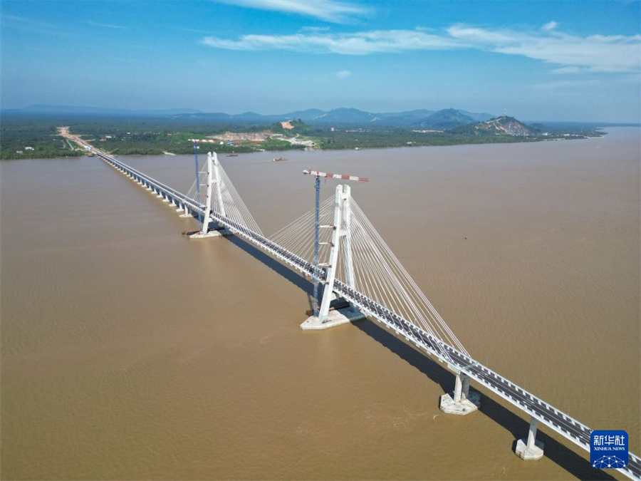 这是7月9日在马来西亚沙捞越州拍摄的鲁巴跨海大桥（无人机照片）。新华社记者 陈泽国 摄