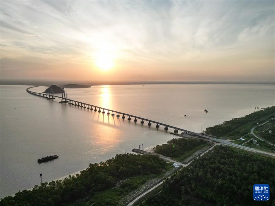 这是7月9日在马来西亚沙捞越州拍摄的鲁巴跨海大桥（无人机照片）。新华社记者 陈泽国 摄