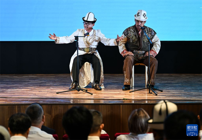 7月14日,在吉尔吉斯斯坦比什凯克,与会嘉宾在2026上合组织国家文明对话活动现场观看史诗《玛纳斯》说唱表演。新华社记者 李任滋 摄