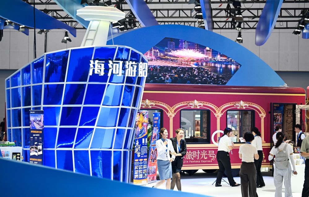 9月3日，观众在博览会河海津韵天津展区参观。新华社记者 赵子硕 摄