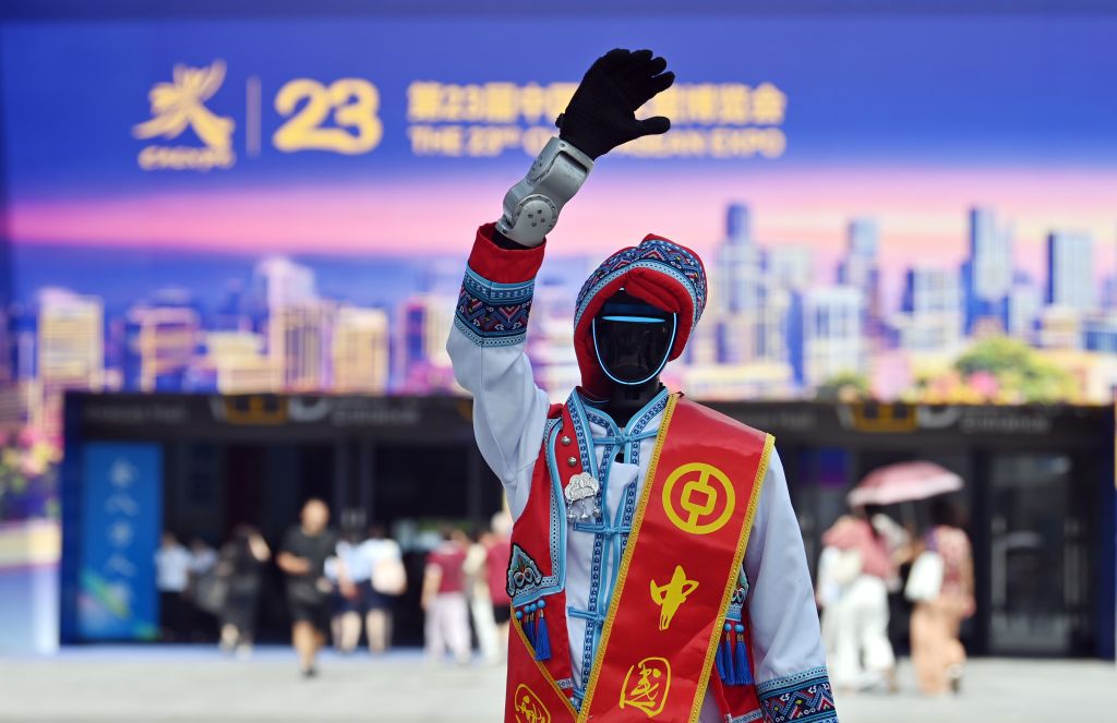 9月21日,一台机器人在广西南宁国际会展中心展馆外向人们招手。 新华社记者 陆波岸 摄